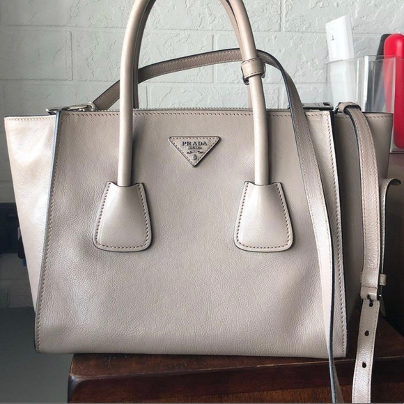 Prada bag - Picture 1 of 1